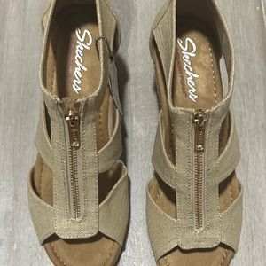Brand New Women’s size 9 Beige Tan / Gold Sketcher Cali Memory Foam Wedge Shoes